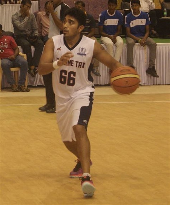 Who is the famous player of basketball in India?