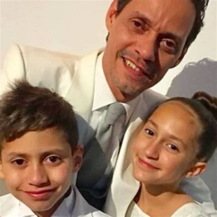 Who is the father of JLo twins?