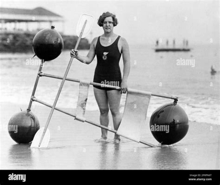 Who is the first woman of the world to swim across all the five continents of the world?