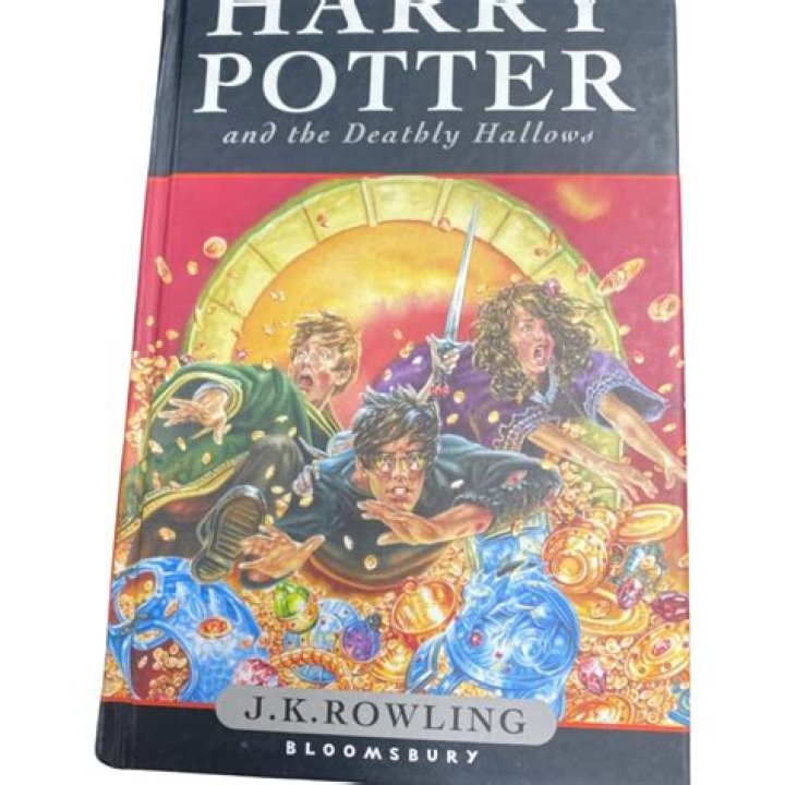 Who is the illustrator of Harry Potter and the Deathly Hallows?