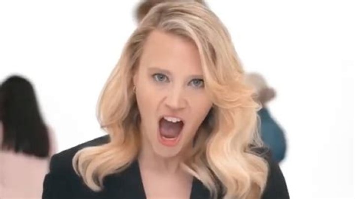 Who is the voice of the Verizon 5g commercial?