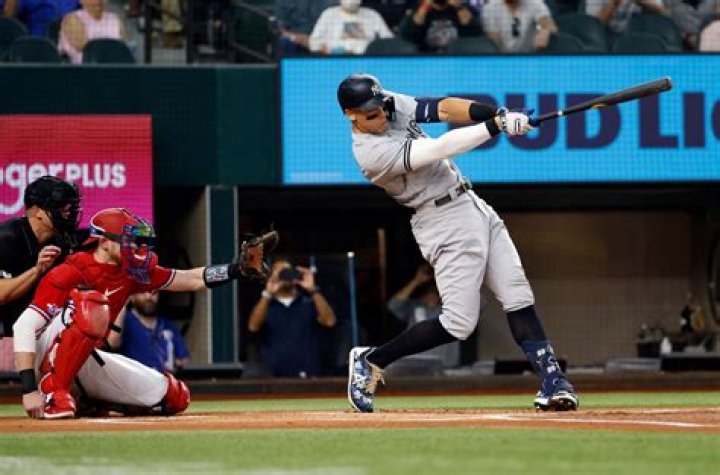 Who led the 1960 New York Yankees in home runs?