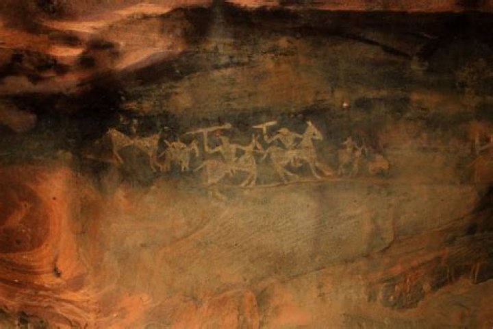 Who made Bhimbetka cave paintings?