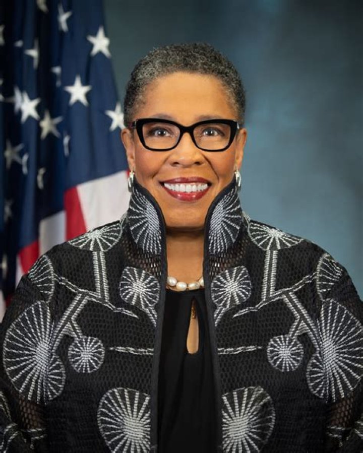Who oversees HUD?