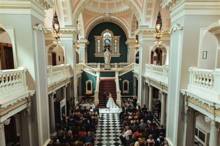 Who played the music at Leslie and Ben's town hall wedding?