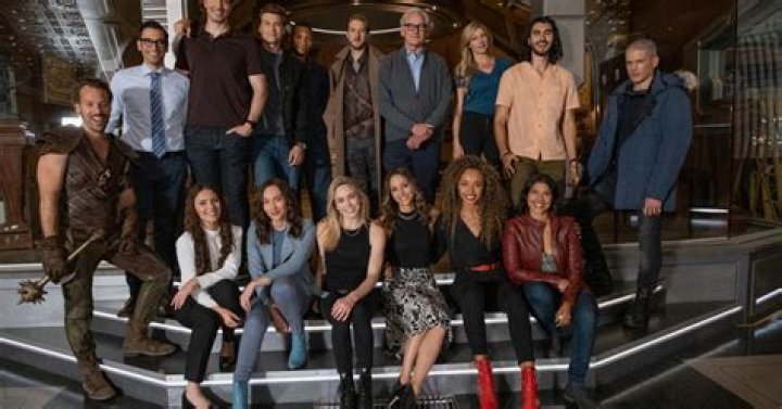 Who plays Mona on legends of tomorrow?