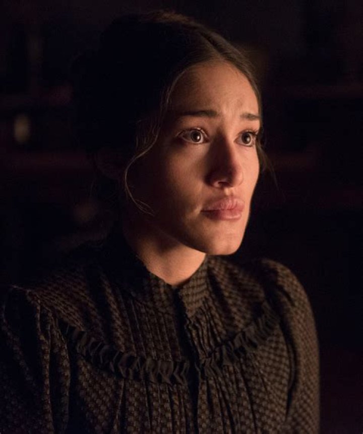 Who plays the female Alienist?