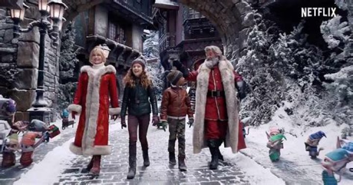 Who sang with Kurt Russell in Christmas Chronicles 2?