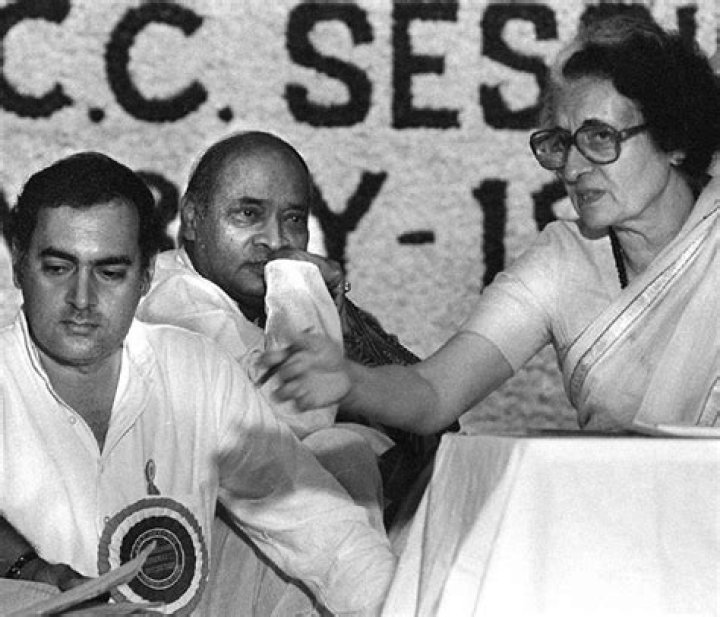 Who was the successor of Rajiv Gandhi?