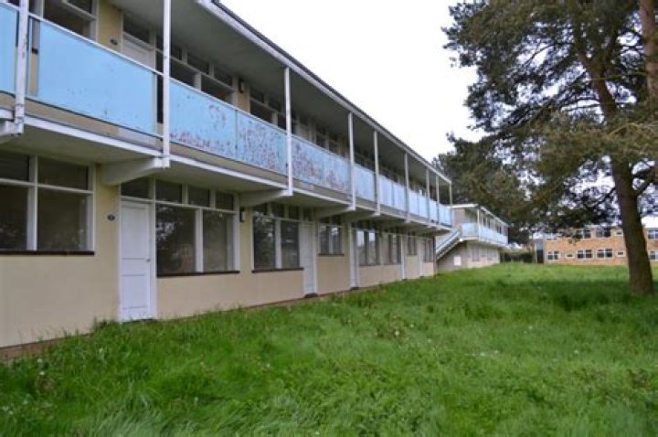 Why did Pontins Hemsby close?