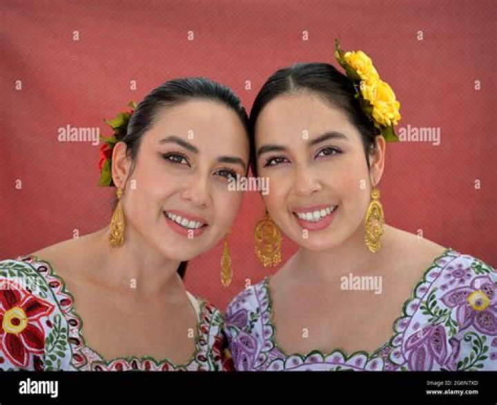 Why do Mexicans wear flowers in their hair?