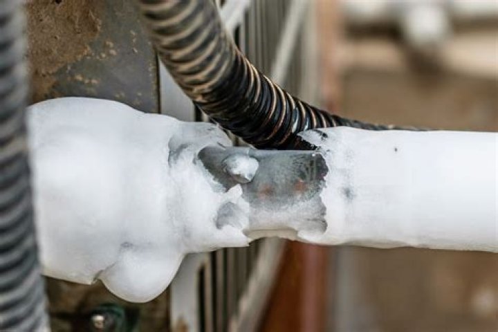 Why is the air conditioner pipe frozen outside?