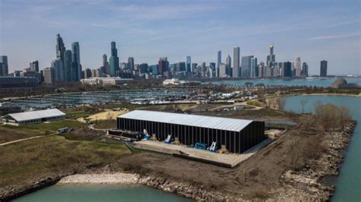 Why is the Hamilton exhibition closing in Chicago?