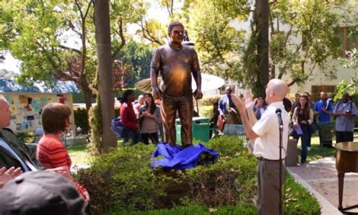 Why is there a statue of Luis Guzman in community?